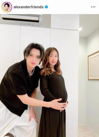 大きくなったお腹に手を添えるアレクサンダー。４日付のインスタグラム＠ａｌｅｘａｎｄｅｒｆｒｉｅｎｄｓより