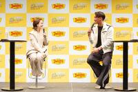 　デニーズトークで盛り上がる村重杏奈（左）と槙野智章