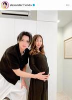 大きくなったお腹に手を添えるアレクサンダー。４日付のインスタグラム＠ａｌｅｘａｎｄｅｒｆｒｉｅｎｄｓより
