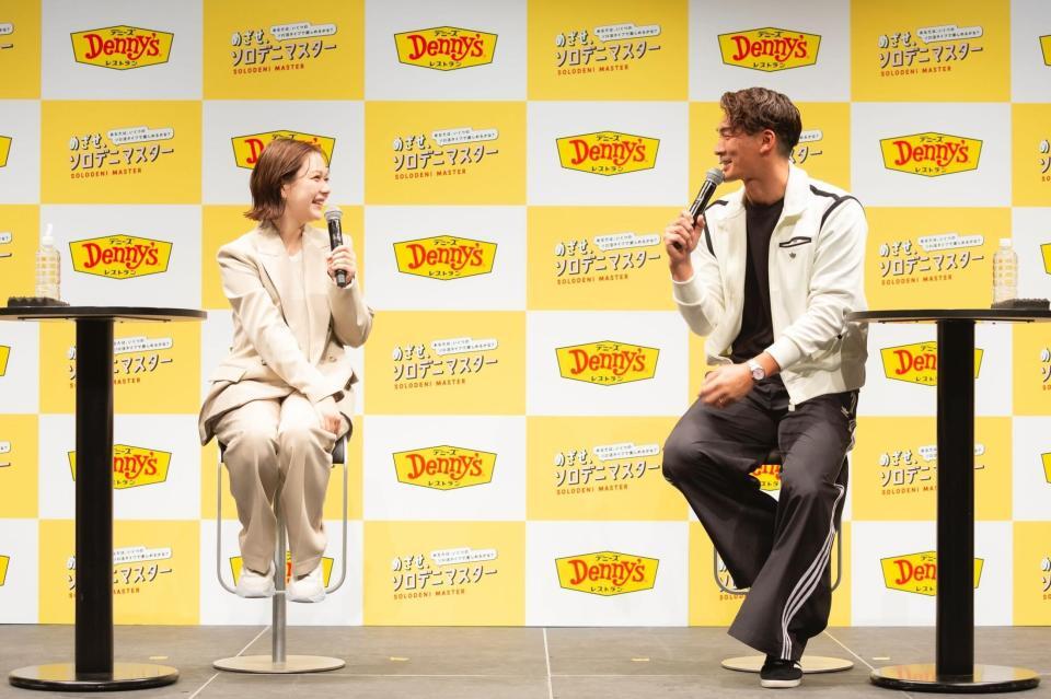 　デニーズトークで盛り上がる村重杏奈（左）と槙野智章
