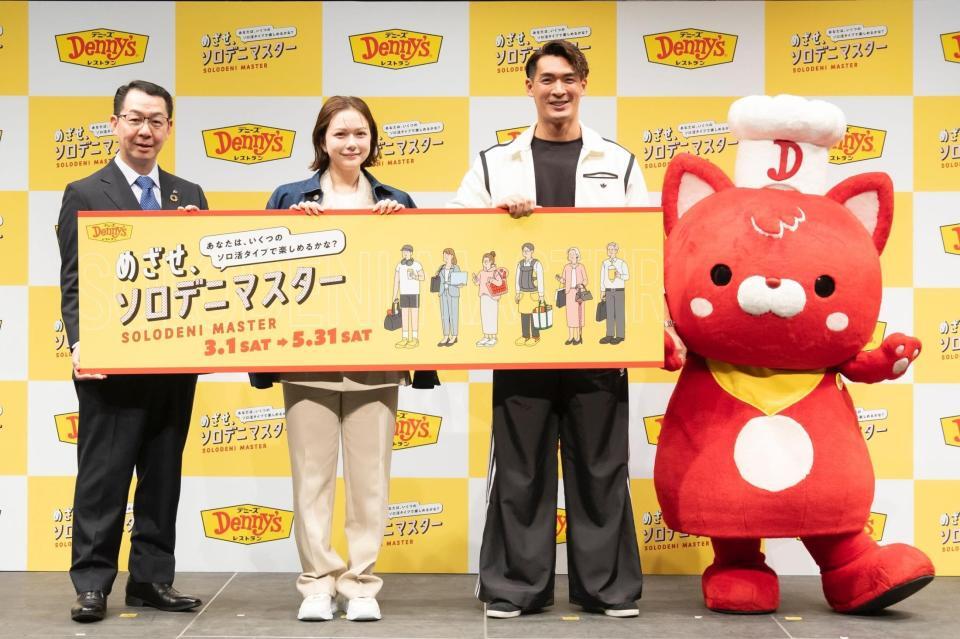 　イベントに出席した村重杏奈（中央左）と槙野智章（同右）ら