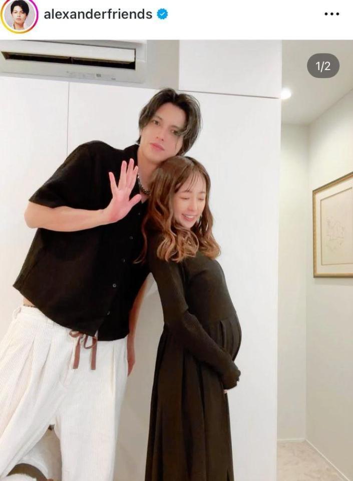 大きくなったお腹に手を添えるアレクサンダー。４日付のインスタグラム＠ａｌｅｘａｎｄｅｒｆｒｉｅｎｄｓより