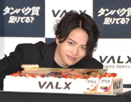 　プロテイン配合のバースデーケーキを前に笑顔を見せる菊池風磨