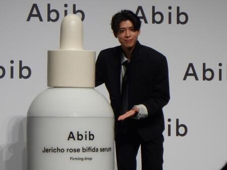 　写真撮影に応じる松島聡