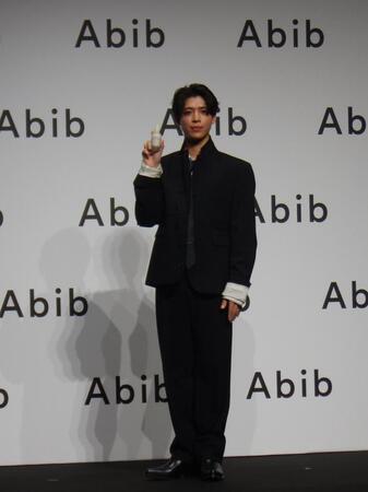 　写真撮影に応じる松島聡