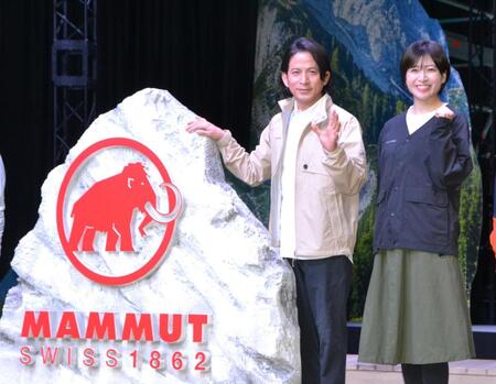 　「マムート２０２５年春夏コレクション発表会」に登場した岡田准一（左）と南沢奈央