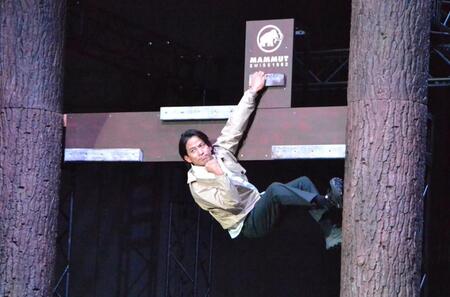 　アクションを披露する岡田准一