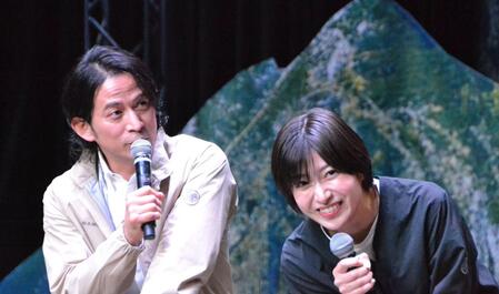 　談笑する岡田准一（左）と南沢奈央