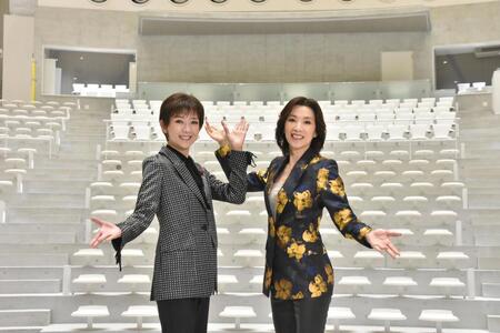 　会場に登場した（左から）姿月あさと、真琴つばさ