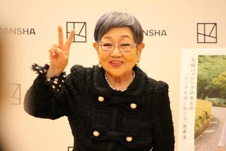 　ピースする泉ピン子