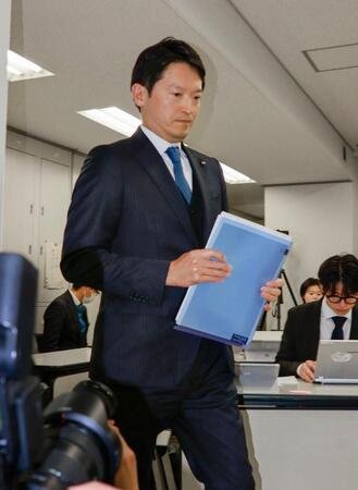 　兵庫県庁で記者会見に臨む斎藤元彦知事