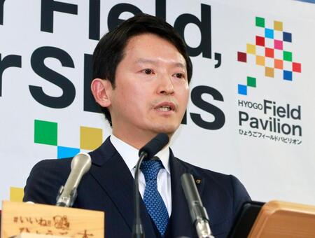 兵庫県庁で記者会見する斎藤元彦知事＝５日午後