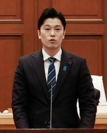 　兵庫県議会の本会議で百条委の報告をする奥谷謙一委員長