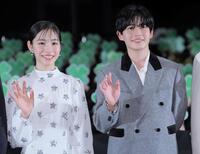 　手を振る長尾謙杜（右）と當真あみ（撮影・棚橋慶太）