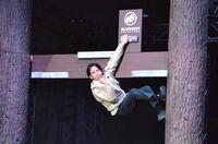 　アクションを披露する岡田准一