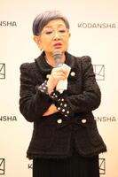 　厳しい表情で話す泉ピン子