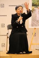 　発売記念会見で熱弁する泉ピン子