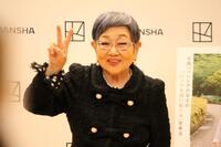 　ピースする泉ピン子