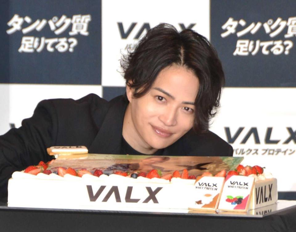 　プロテイン配合のバースデーケーキを前に笑顔を見せる菊池風磨