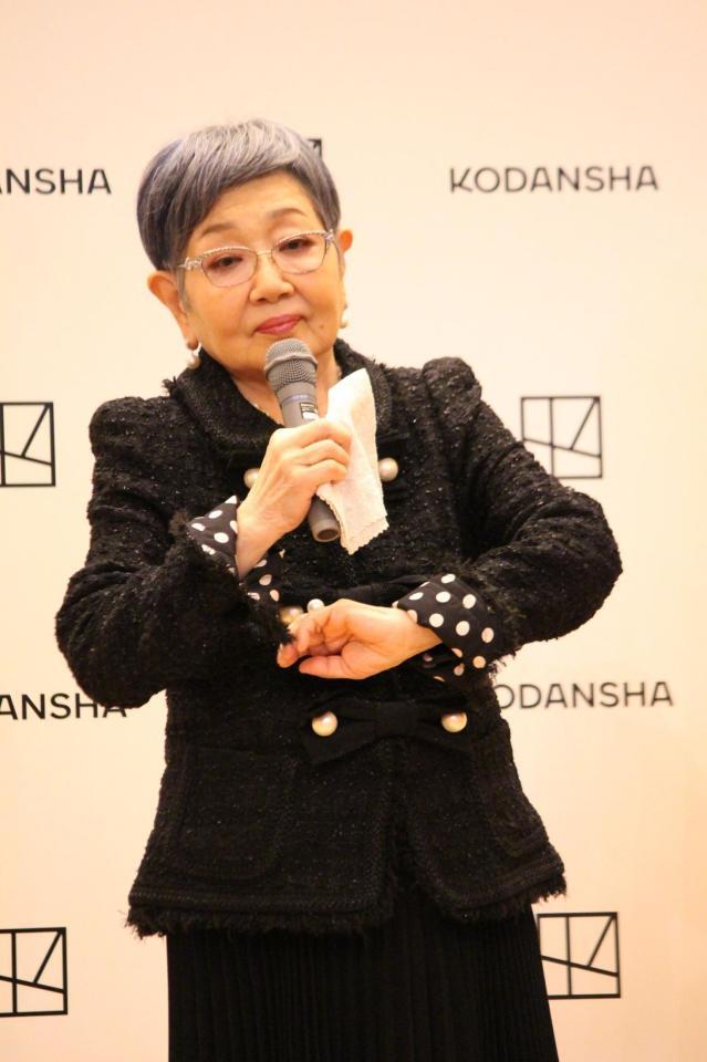 　発売記念会見に登場した泉ピン子