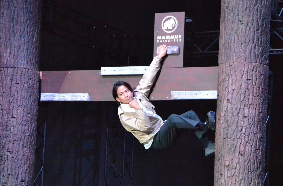 　アクションを披露する岡田准一