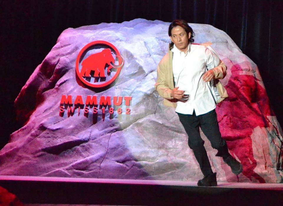 　アクションを披露する岡田准一