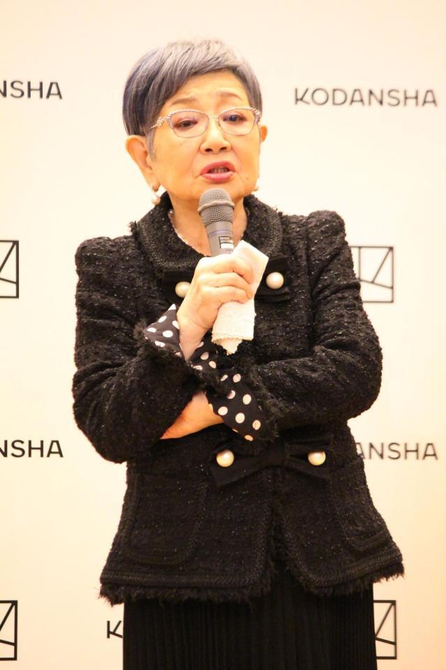 　厳しい表情で話す泉ピン子