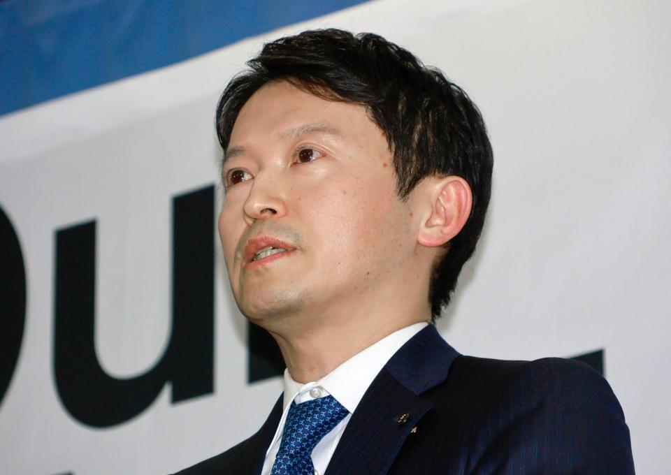 　兵庫県庁で記者会見する斎藤元彦知事