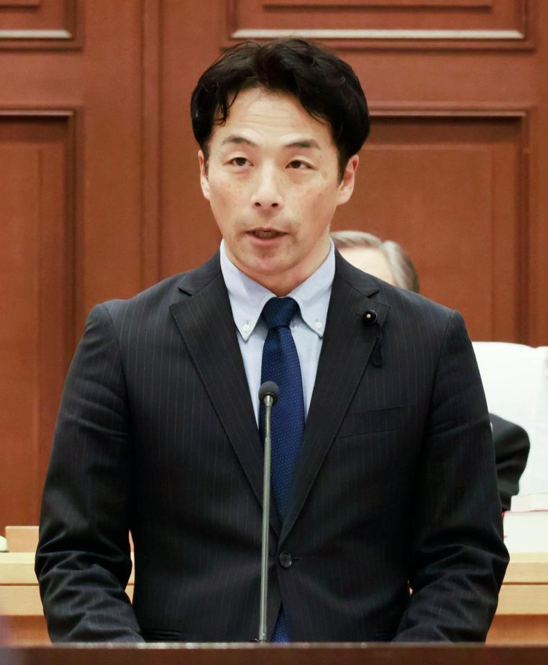 　兵庫県議会の本会議で、百条委の調査報告について討論する増山誠氏