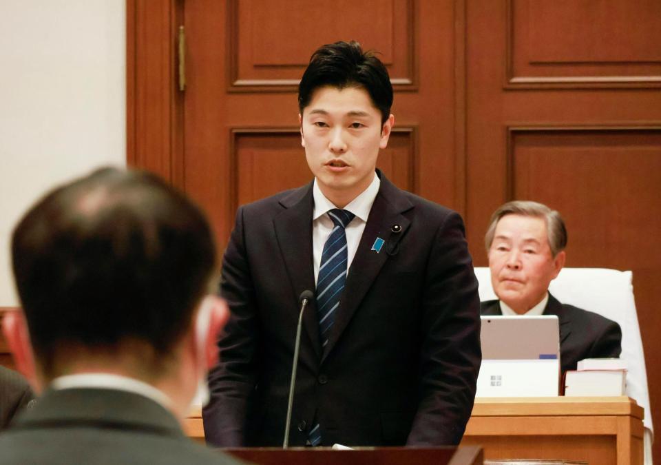 　兵庫県議会の本会議で百条委の報告をする奥谷謙一委員長