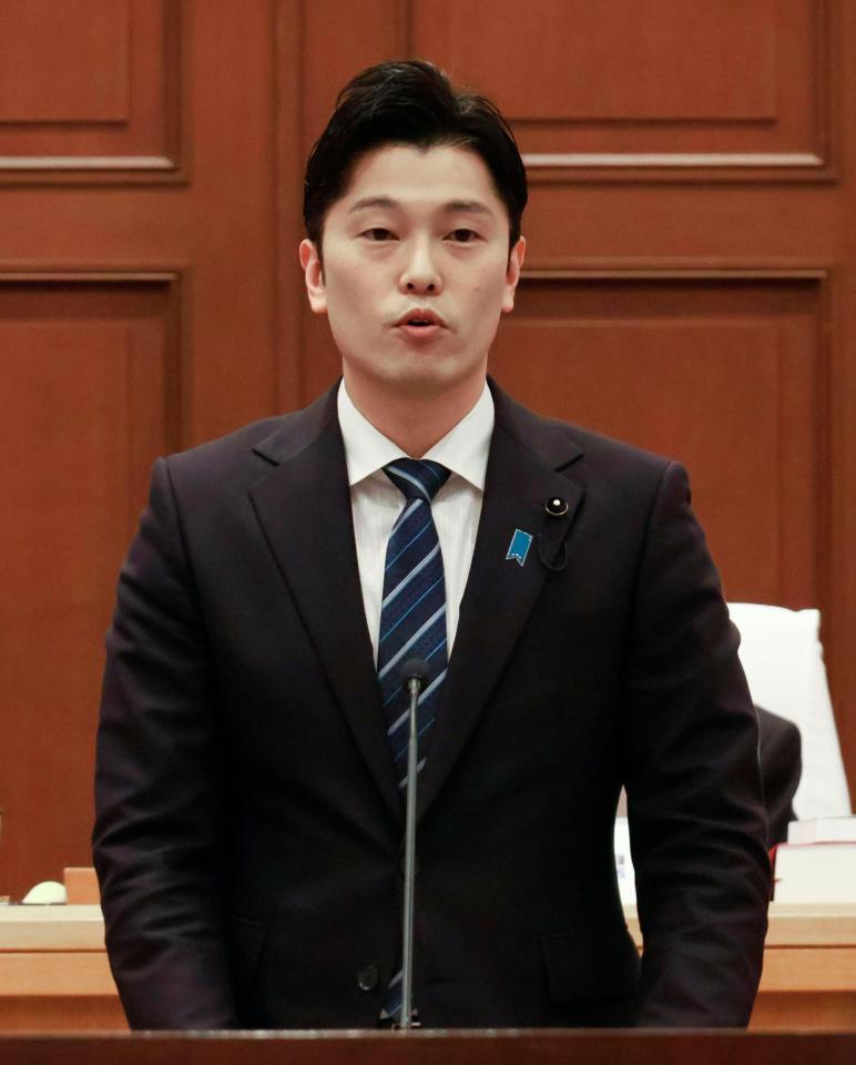 　兵庫県議会の本会議で百条委の報告をする奥谷謙一委員長