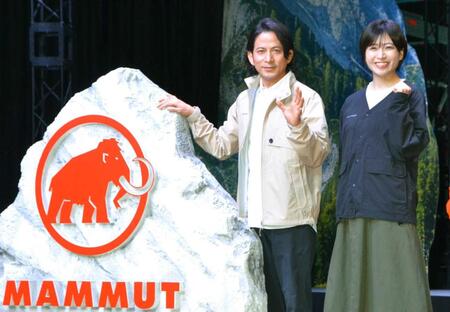 　手を振る岡田准一（左）と南沢奈央