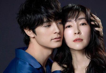 　「魔物」の麻生久美子（右）と塩野瑛久