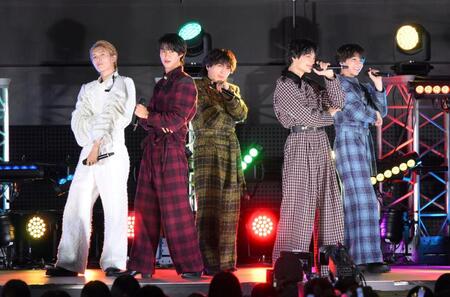 　２ｎｄアルバム「Ｍ！Ⅹ」リリース記念でフリーライブを行ったＭ！ＬＫ。（左から）山中柔太朗、曽野舜太、吉田仁人、佐野勇斗、塩﨑太智（撮影・伊藤笙子）