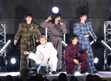 　２ｎｄアルバム「Ｍ！Ⅹ」リリース記念でフリーライブを行ったＭ！ＬＫ。（左から）吉田仁人、山中柔太朗、佐野勇斗、曽野舜太、塩﨑太智