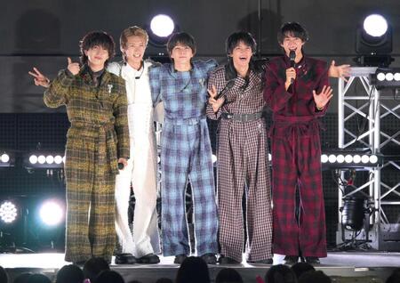 　フリーライブを行ったＭ！ＬＫの（左から）吉田仁人、山中柔太朗、塩﨑太智、佐野勇斗、曽野舜太（撮影・伊藤笙子）