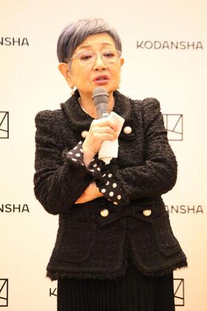 　厳しい表情で話す泉ピン子