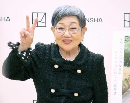 　ピースする泉ピン子