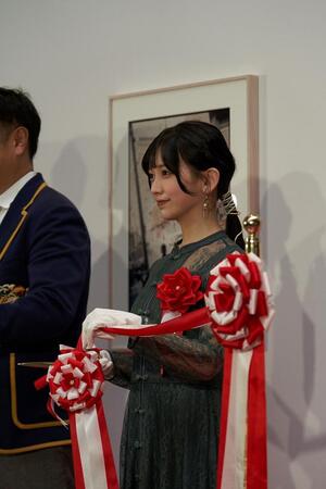 　テープカットを行う乃木坂４６・池田瑛紗