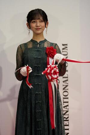 　テープカットを行う乃木坂４６・池田瑛紗