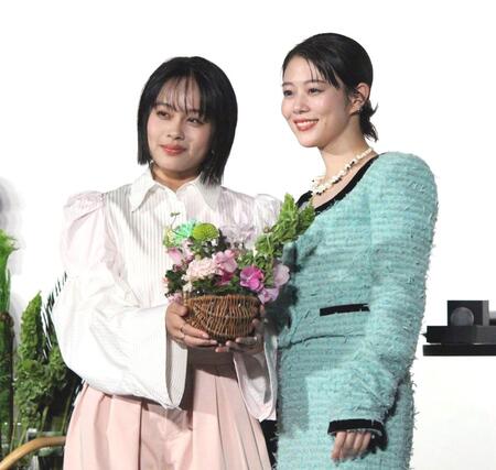 　花を贈り合った高畑充希（右）と清水美依紗