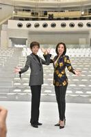 　会場に登場した（左から）姿月あさと、真琴つばさ