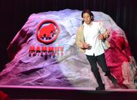 　アクションを披露する岡田准一