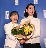 　２７年間、国連開発計画（ＵＮＤＰ）の親善大使を務めた紺野美沙子（右）から花束を手渡される新大使に就任した芦田愛菜（撮影・佐々木彰尚）