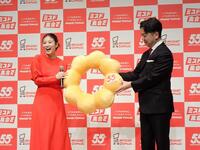 　叶英之ミスタードーナツ事業本部企画開発本部長からポン・デ・リングのクッションを贈られ大喜びする今田美桜