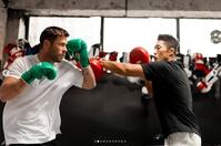 　クリス・ヘムズワースの公式インスタグラム＠ｃｈｒｉｓｈｅｍｓｗｏｒｔｈより　スパーリングするクリス・ヘムズワース（左）とキム・ドンヒョン