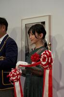 　テープカットを行う乃木坂４６・池田瑛紗