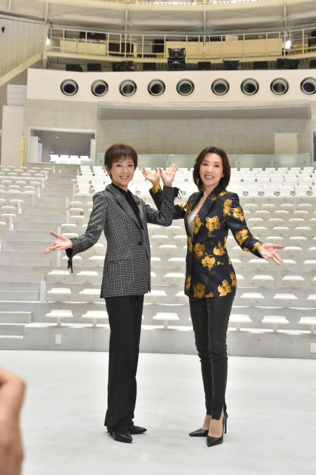 　会場に登場した（左から）姿月あさと、真琴つばさ