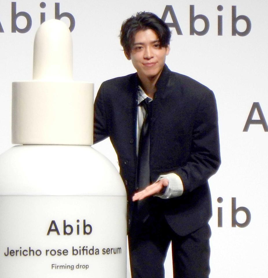 　商品をＰＲする松島聡