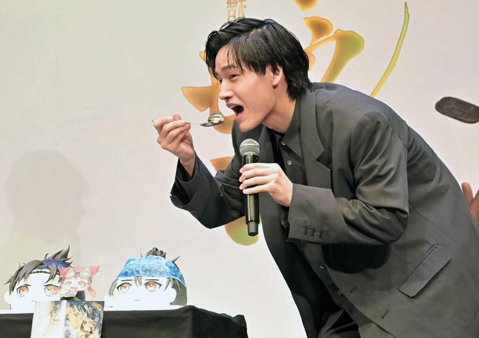 　サプライズの誕生日ケーキをほおばる佐野晶哉（撮影・持木克友）